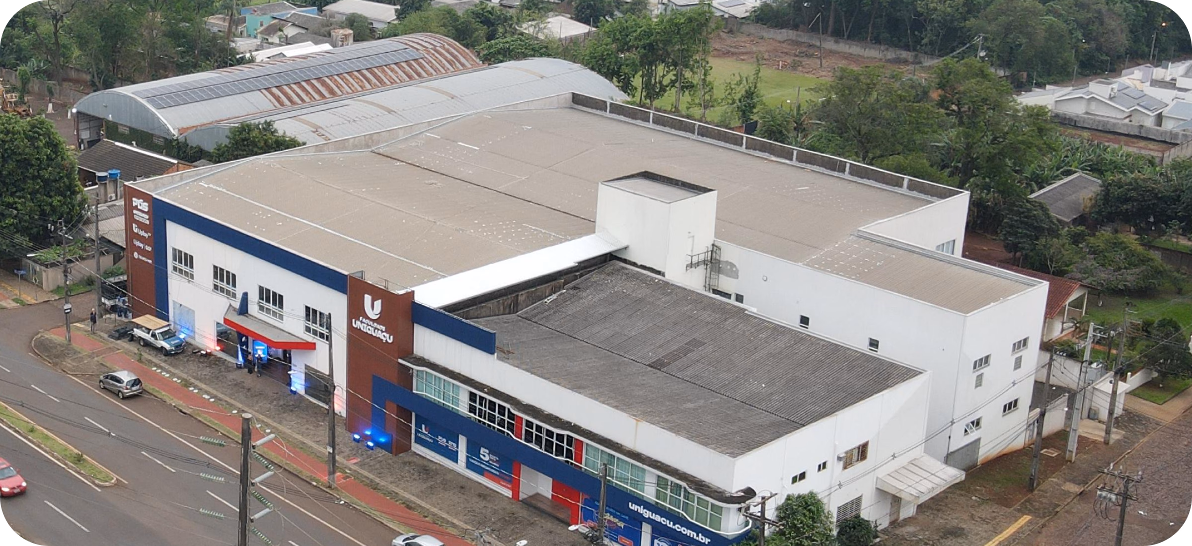 Vista aérea do campus da Faculdade UNIGUAÇU em Foz do Iguaçu