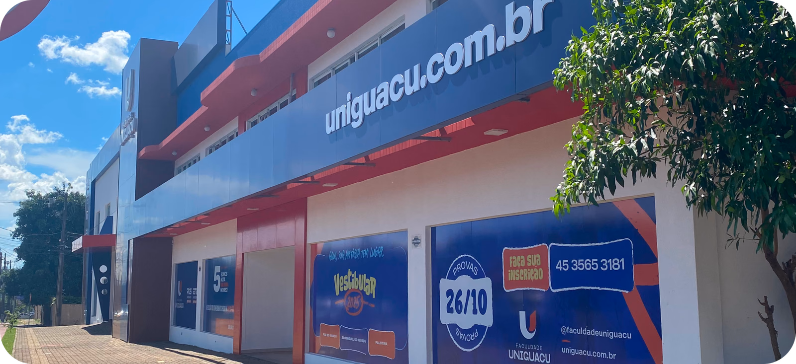Fachada do campus da Faculdade UNIGUAÇU em Foz do Iguaçu